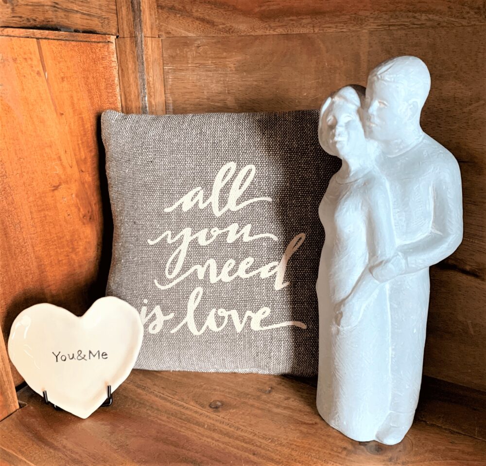All you need glory Pillow -All you need is Love